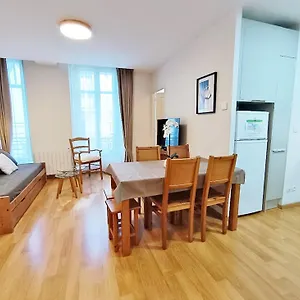 Appartement L'eterlou, T3, Centre Luchon, Wifi, Casier A Skis, Ascenseur, 6 Personnes, Bagnères-de-Luchon